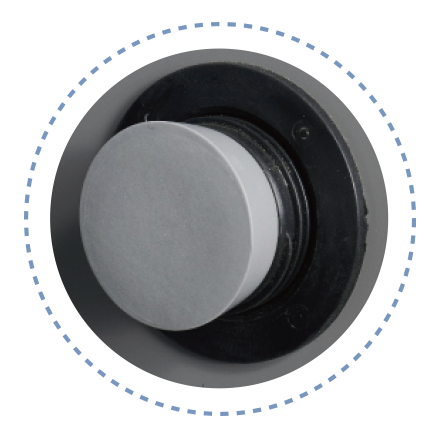 2 entradas para cabos (Ø100 mm), uma de cada lado, fornecidas com tampões e tampas de borracha macia cinza.